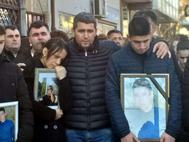 Зар законе треба мртва деца да нам доносе?!: Отац Стефана претученог насмрт очајан, тражи се хитна реакција државе на вршњачко насиље